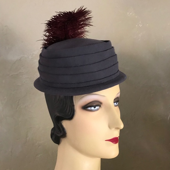 UNIQUE 1940s GRAY FELT BOATER HAT WITH BURGUNDY FEATHER main image 13
